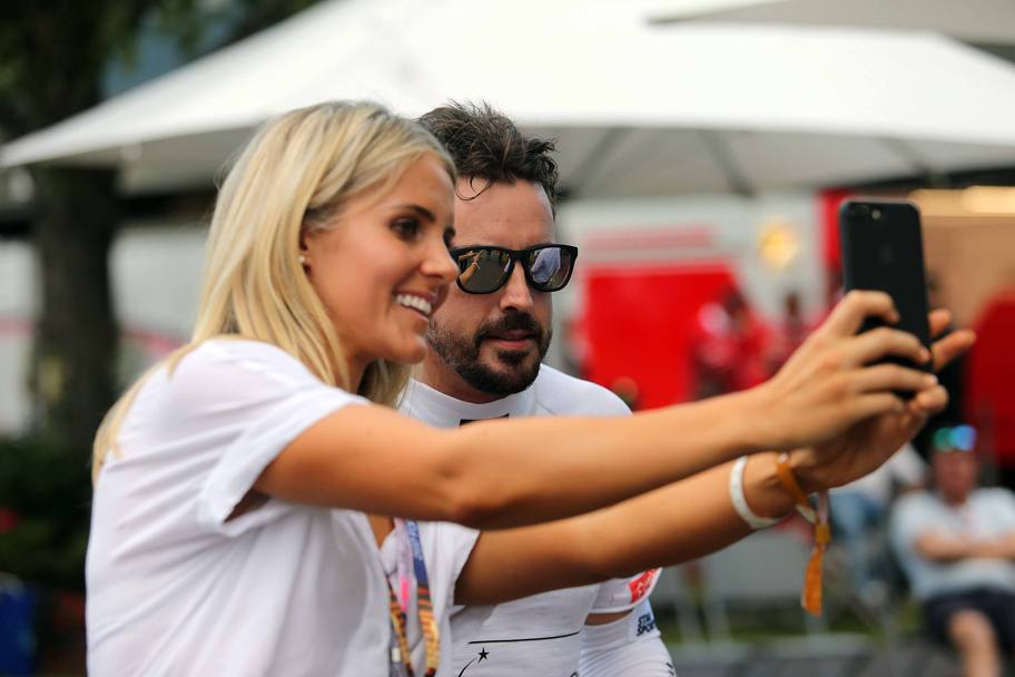 Fernando Alonso scatta un selfie con una sua fan (Lapresse)